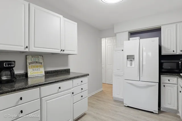 $254,900 | 440 Raintree Court, Unit 1G, Glen Ellyn, IL 60137