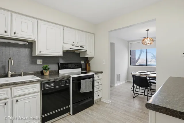 $254,900 | 440 Raintree Court, Unit 1G, Glen Ellyn, IL 60137