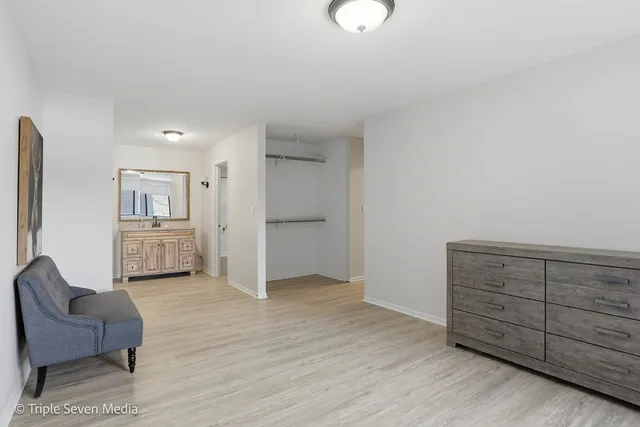 $254,900 | 440 Raintree Court, Unit 1G, Glen Ellyn, IL 60137