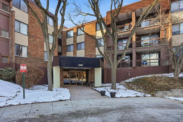 $254,900 | 440 Raintree Court, Unit 1G, Glen Ellyn, IL 60137