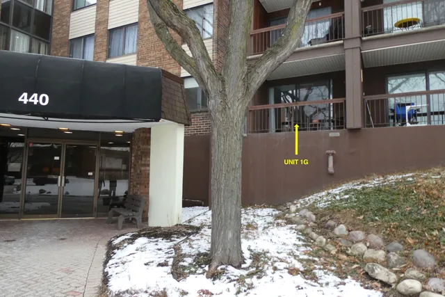 $254,900 | 440 Raintree Court, Unit 1G, Glen Ellyn, IL 60137