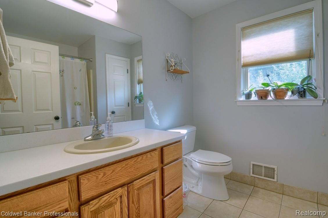 46901 Bemis Road Belleville, MI 48111 - Photo 29 of 40 29-Bathroom.jpg