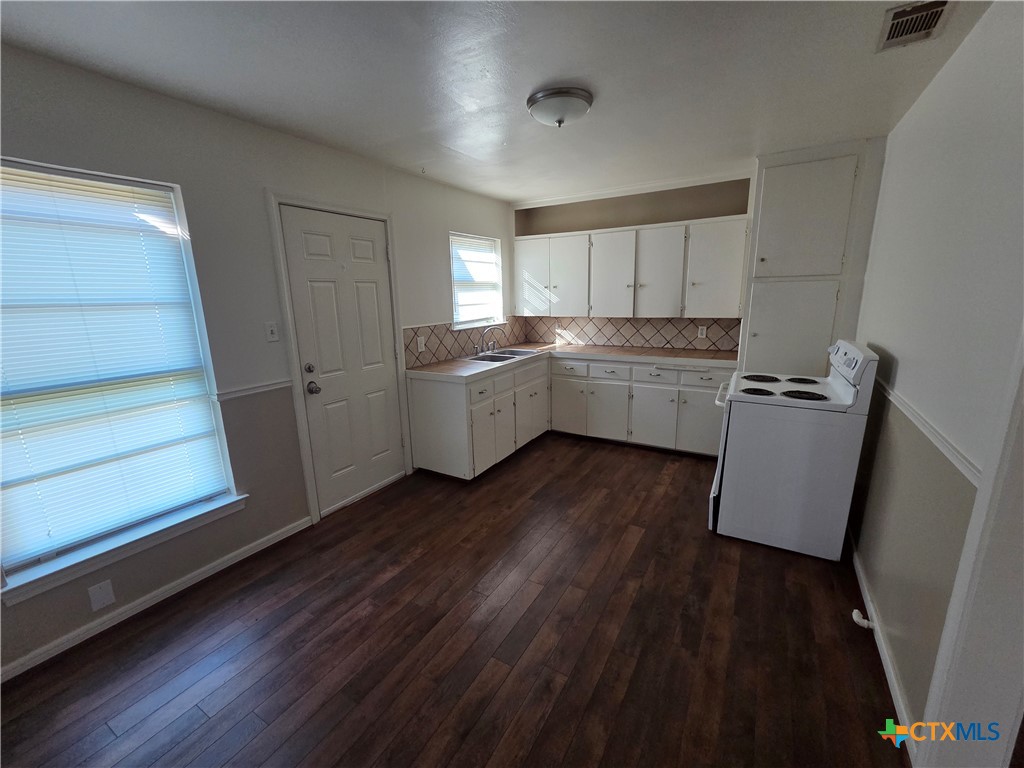 1506 South 9th Street Temple, TX 76504 - Photo 6 of 17 a room with furniture and wooden floor