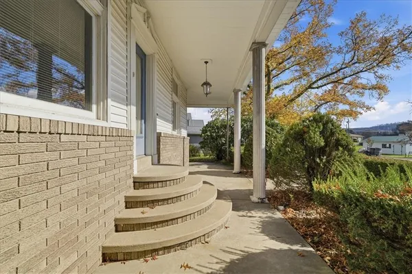 a view of a entrance of the house