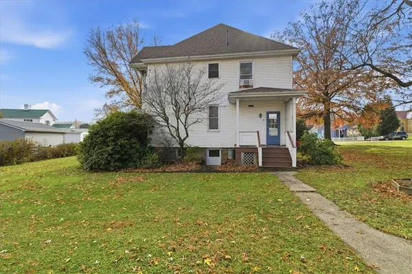 a view of a house with a yard