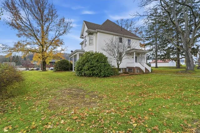 a view of a house with a yard