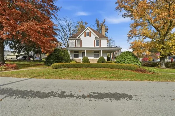 a view of a house with a yard