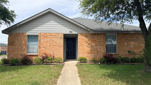 $2,400 | 701 East Kirnwood Drive, Dallas, TX 75241
