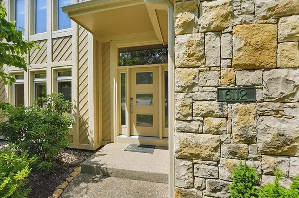 $820,000 | 6112 North Mattox Road, Kansas City, MO 64151