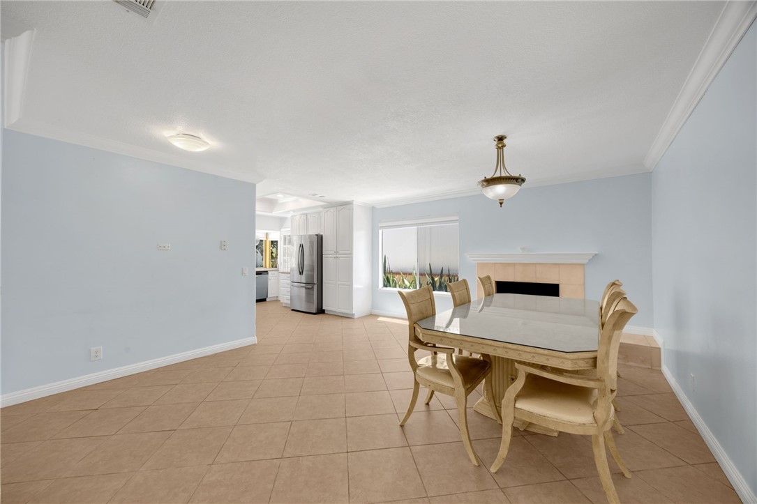 462 Castlegate Lane Brea, CA 92821 - Photo 10 of 43 7. From the entrance looking to the right