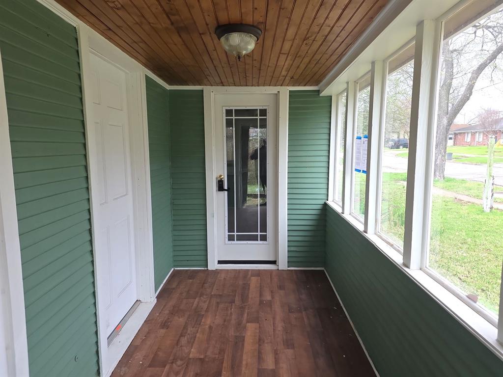 612 North Adelaide Street Terrell, TX 75160 - Photo 2 of 11 a view of hallway with a large window and wooden floor