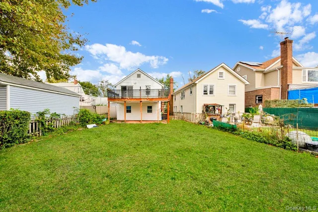 a view of a house with backyard and garden