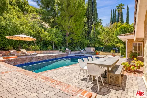 $1,899,000 | 18000 Medley Drive, Encino, CA 91316