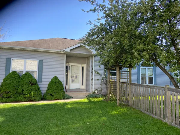 $300,000 | 586 Chestnut Drive, Oswego, IL 60543