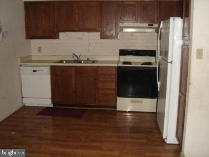 21681 Hazelnut Square, Unit 168 Sterling, VA 20164 - Photo 4 of 6 Kitchen