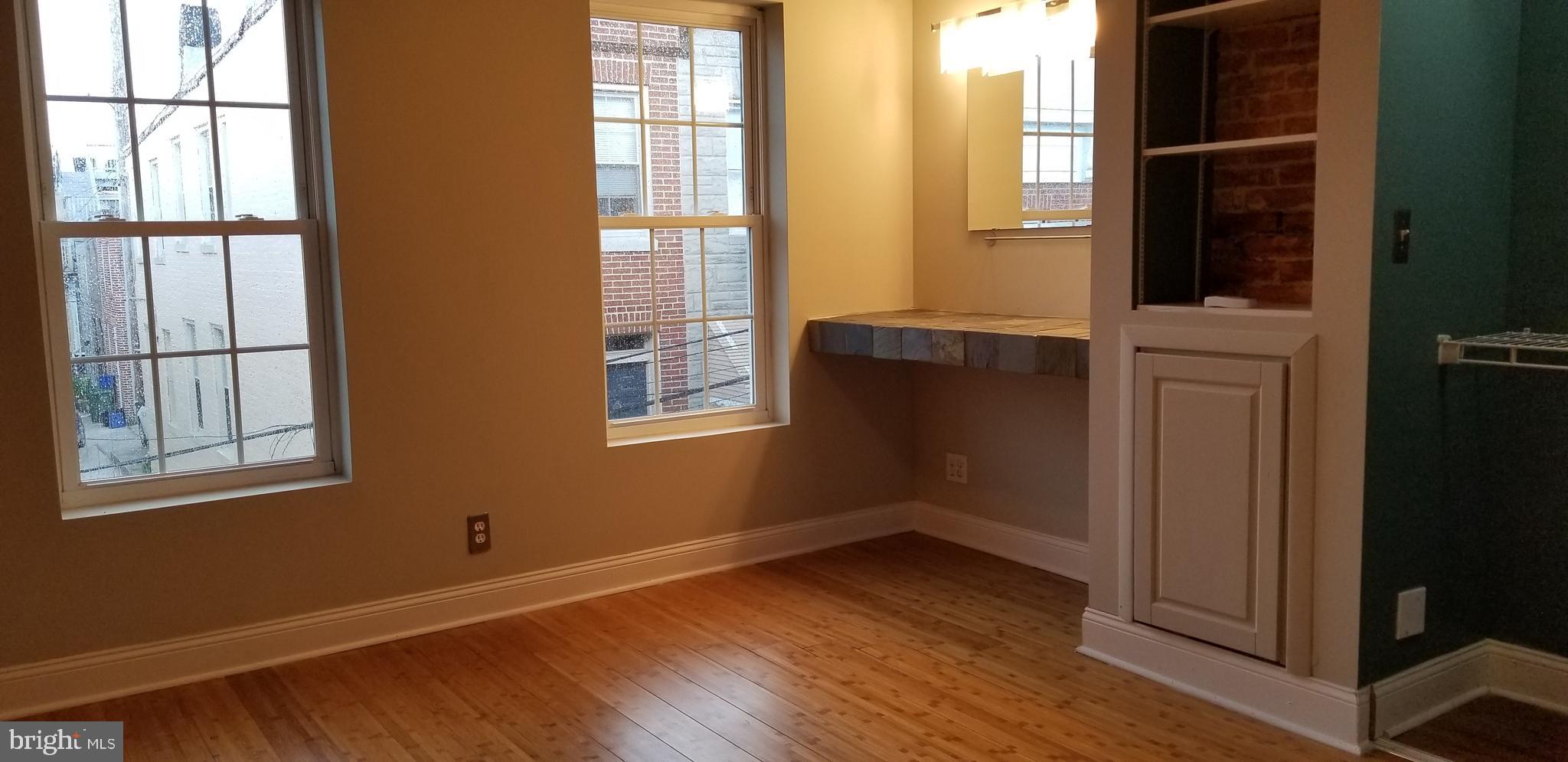 313 South Madeira Street Baltimore, MD 21231 - Photo 17 of 22 Owner's suite with custom vanity/bamboo flooring!