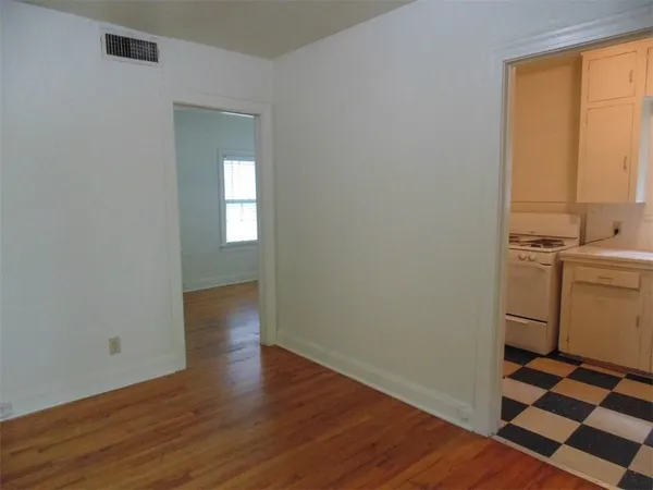 $900 | 912 West 22 1/2 Street, Unit J, Austin, TX 78705