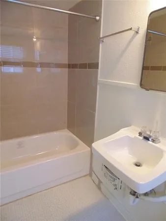 $900 | 912 West 22 1/2 Street, Unit J, Austin, TX 78705