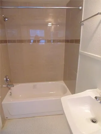 $900 | 912 West 22 1/2 Street, Unit J, Austin, TX 78705