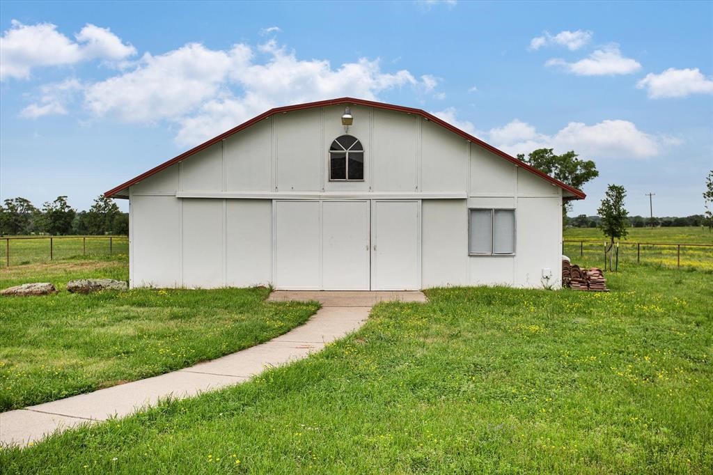 24600 Nine Bar Road Hempstead, TX 77445 - Photo 4 of 26 a front view of a house with garden