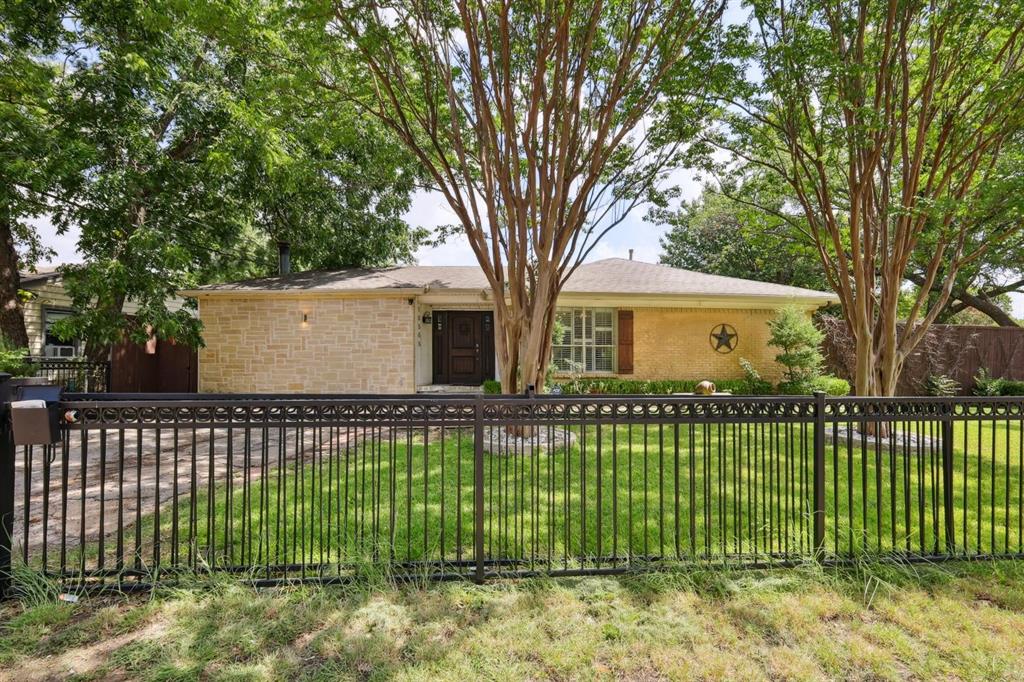 a view of a house with backyard and a tree