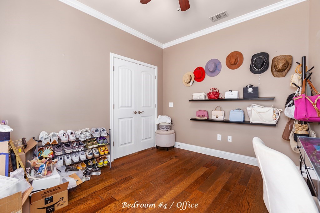 1171 Old Ewing Road Lufkin, TX 75901 - Photo 27 of 49 a living room with furniture and a table