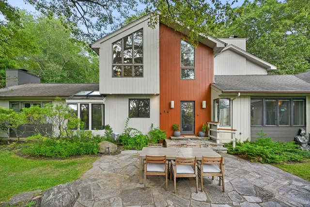 a view of a house with a backyard