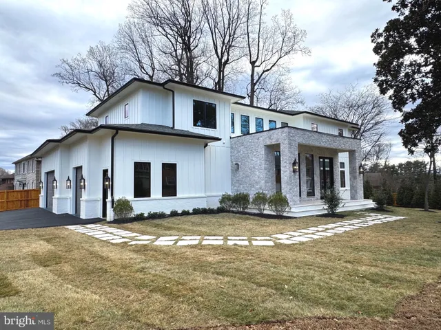 a view of a yard in front of a house
