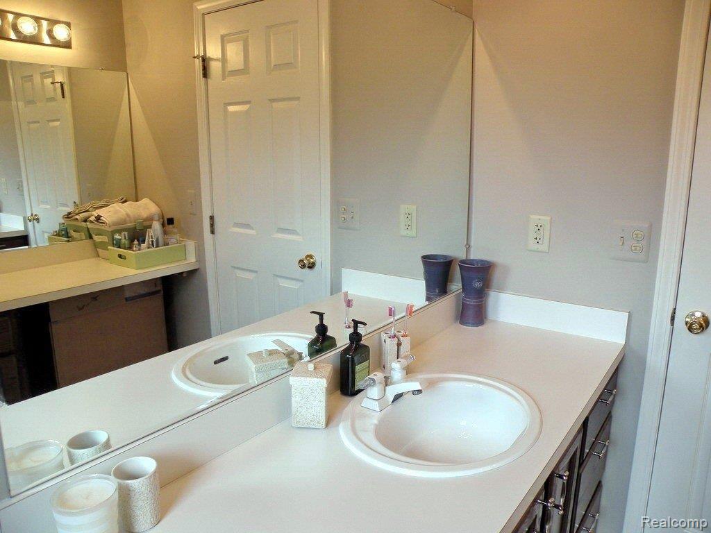 725 Snowmass Drive Rochester, MI 48309 - Photo 14 of 23 Master Bath
