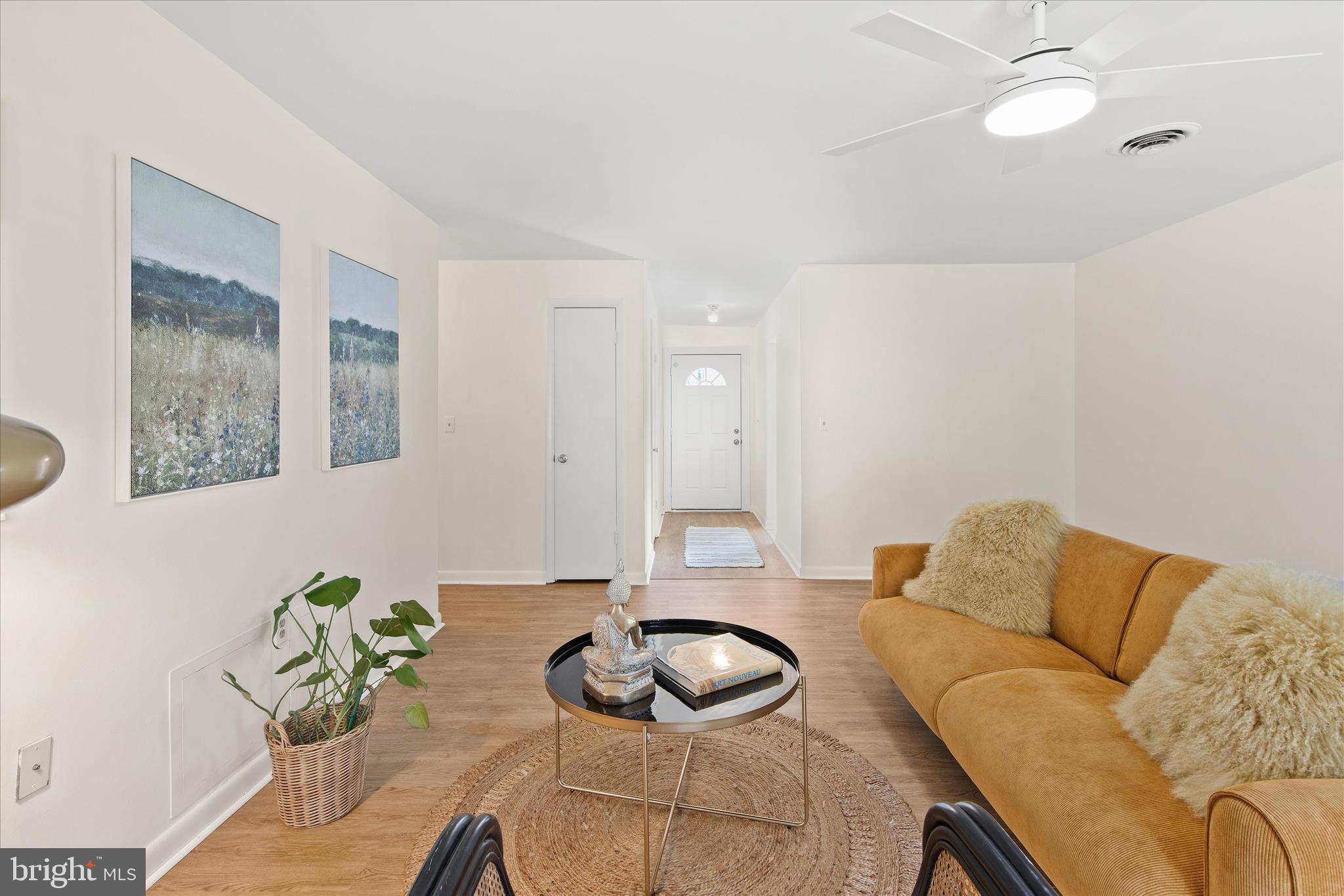 7390 Patrick Road Easton, MD 21601 - Photo 14 of 32 Living Room/Front Entrance