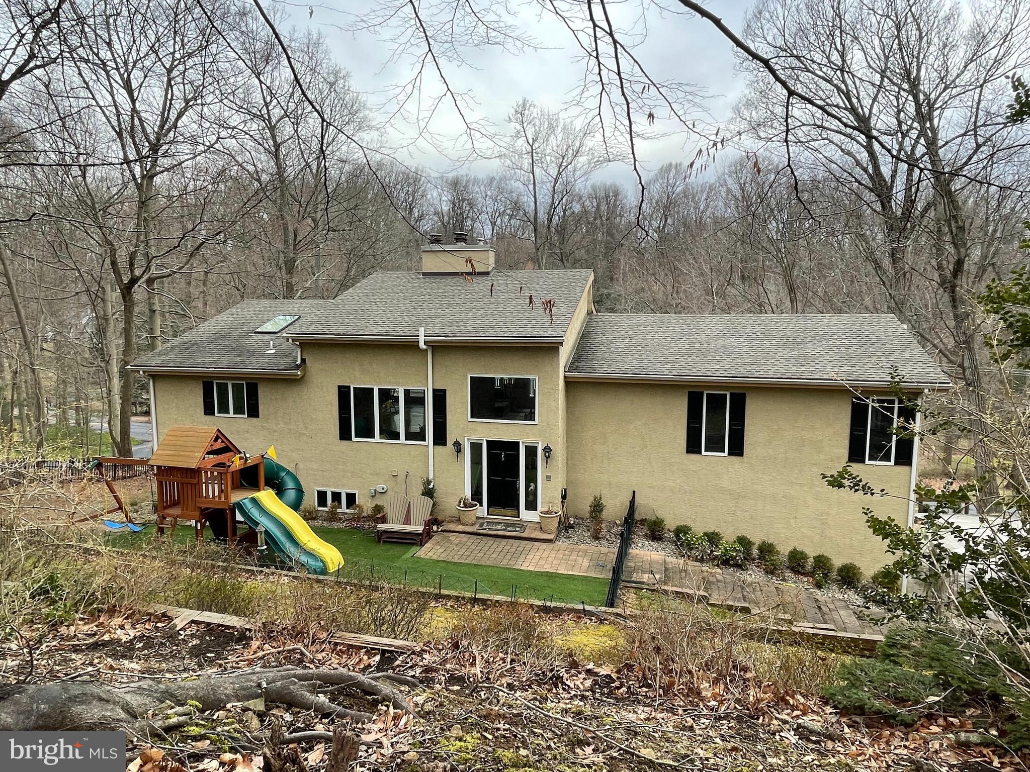 a view of a house with backyard