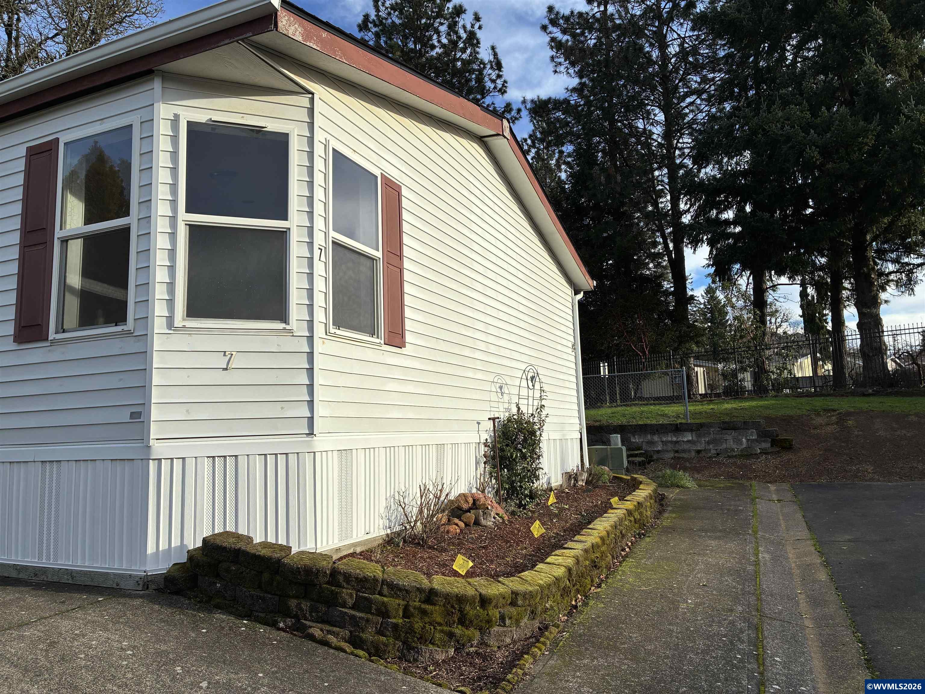 2000 Robins Lane Southeast, Unit 7 Salem, OR 97306 - Photo 37 of 39 a view of a house with a yard