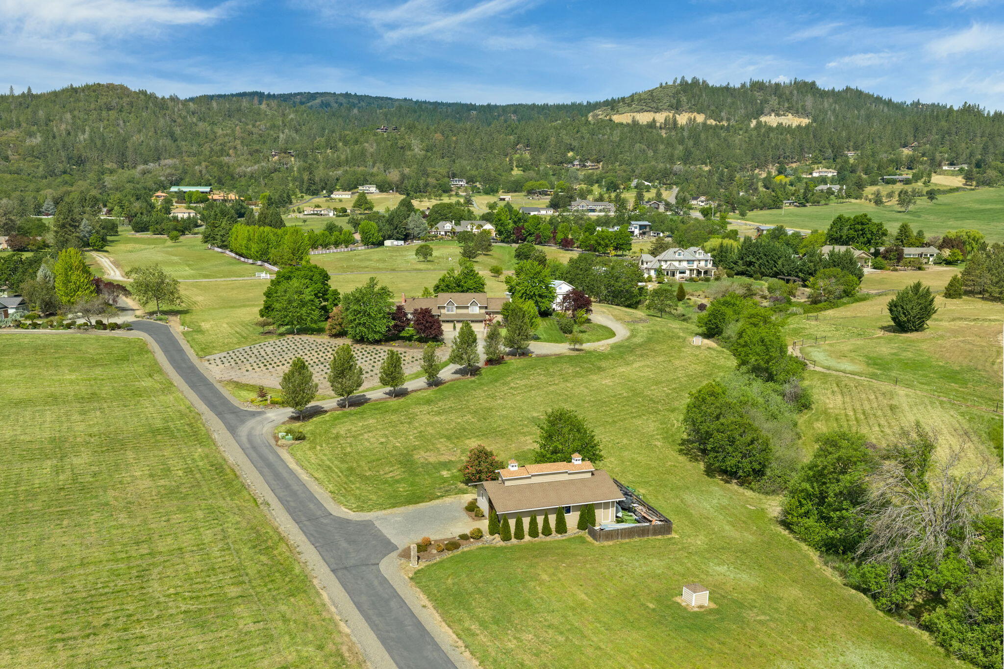 983 Old Stage Road Central Point, OR 97502 - Photo 5 of 65 04