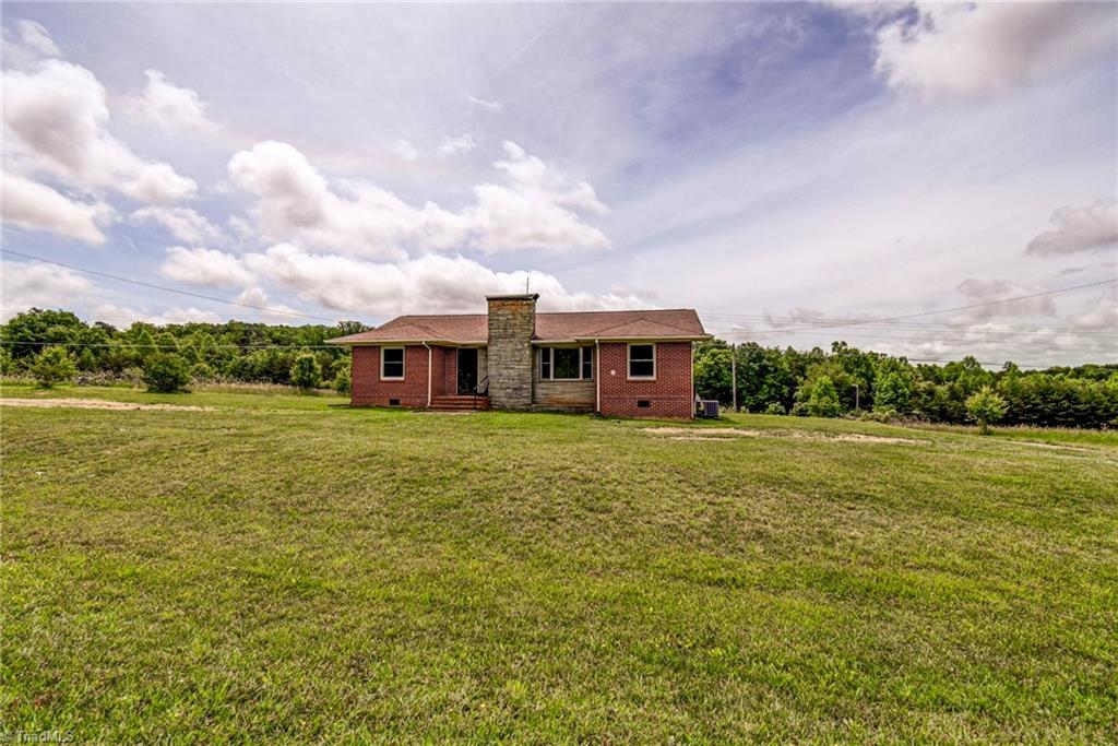 1171 Mitchell Road Pilot Mountain, NC 27041 - Photo 2 of 33 Gallery Image 2
