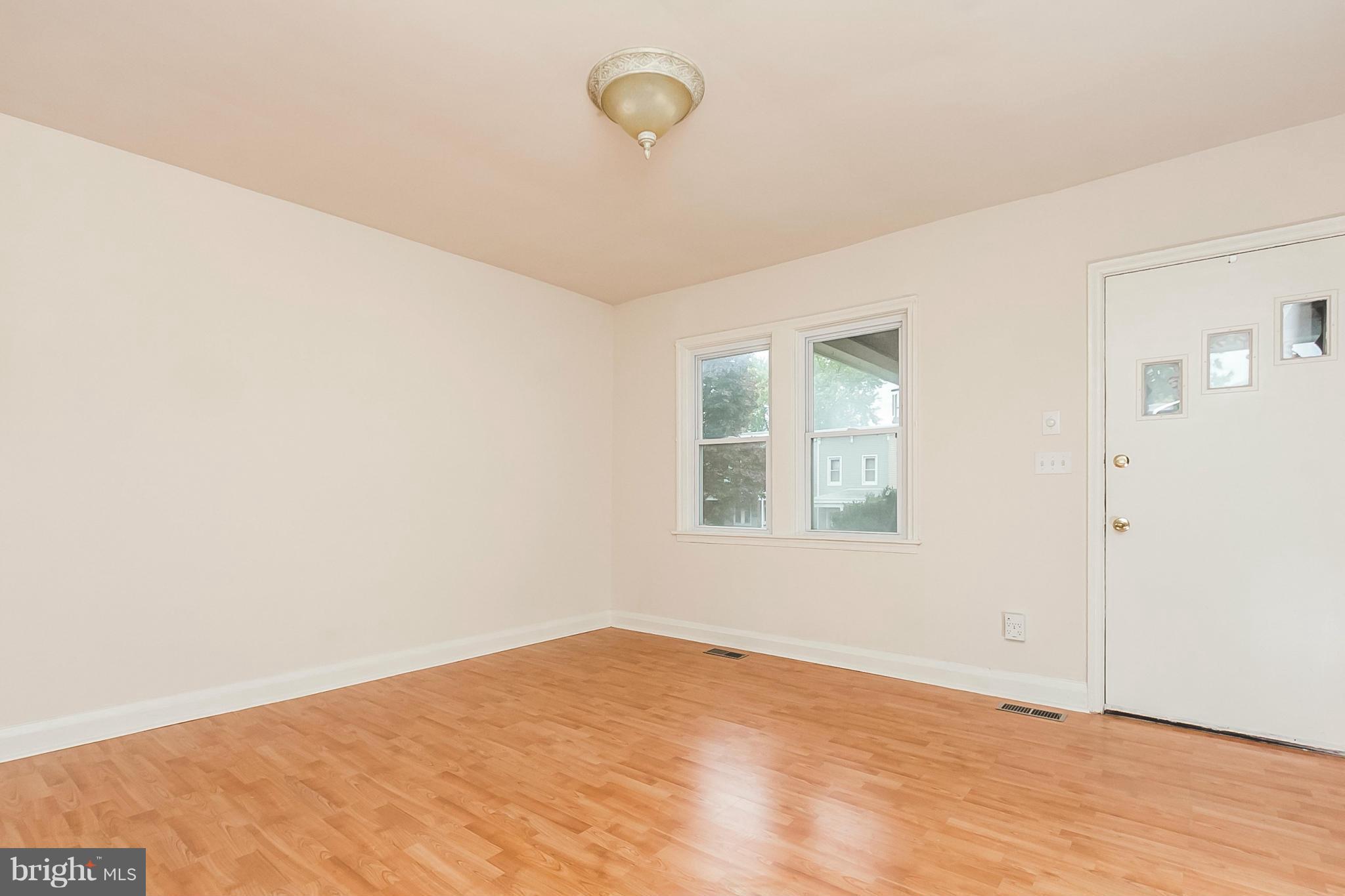 4297 Falls Road Baltimore, MD 21211 - Photo 5 of 22 Living Room