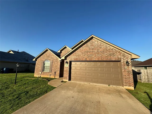 a view of front of a house with a yard