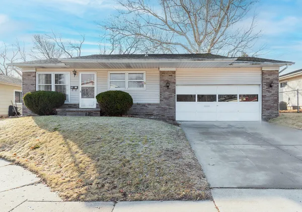 $148,000 | 5418 11th Avenue B, Moline, IL 61265