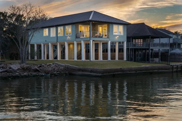 $1,377,000 | 2002 Cove Park Drive, Kemah, TX 77565