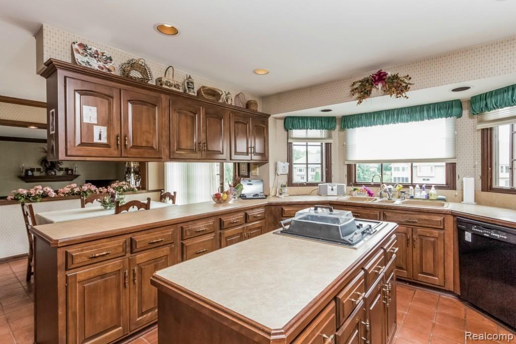 355 Olivewood Court Rochester, MI 48306 - Photo 16 of 61 016-Kitchen-1835648-medium.jpg