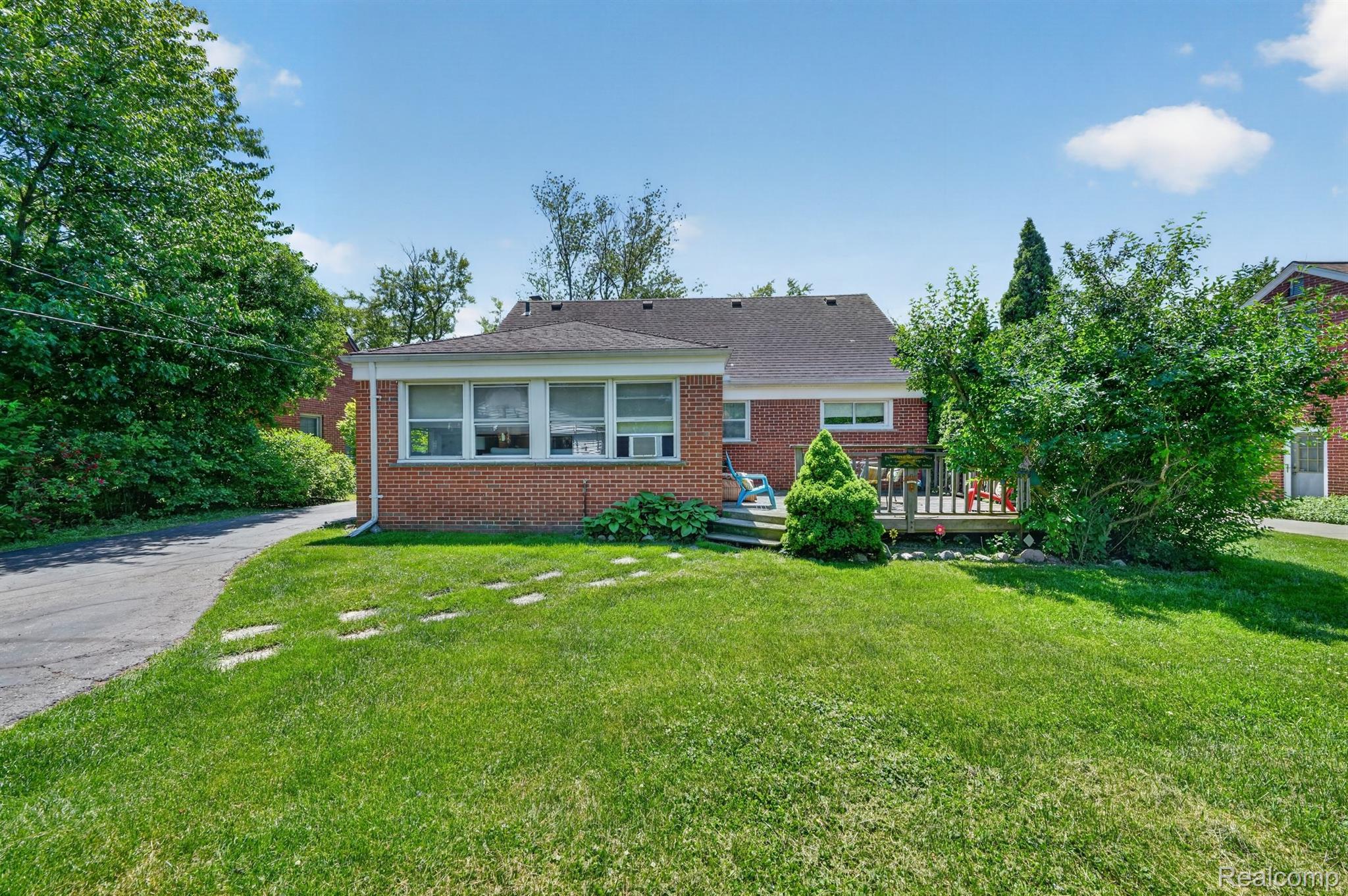 17386 Beverly Road Franklin, MI 48025 - Photo 25 of 28 17386-Beverly-Rd-WindowStill 38.jpg
