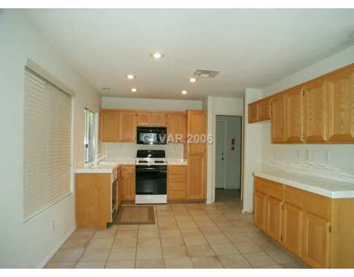 20 Rue De Parc Henderson, NV 89074 - Photo 4 of 8 Kitchen.