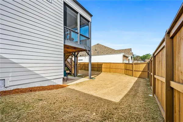 a view of a backyard
