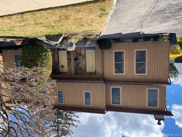 a view of a house with a yard