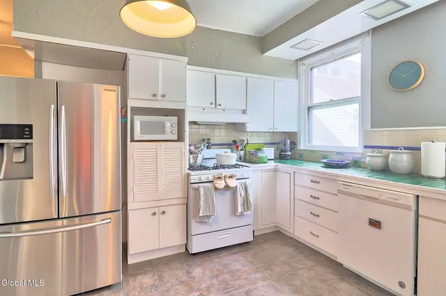 $2,500 | 28 Manning Boulevard, Unit 2, Albany, NY 12203