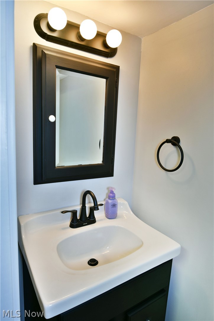 1525 Elm Road Northeast Warren, OH 44483 - Photo 42 of 50 Bathroom with vanity