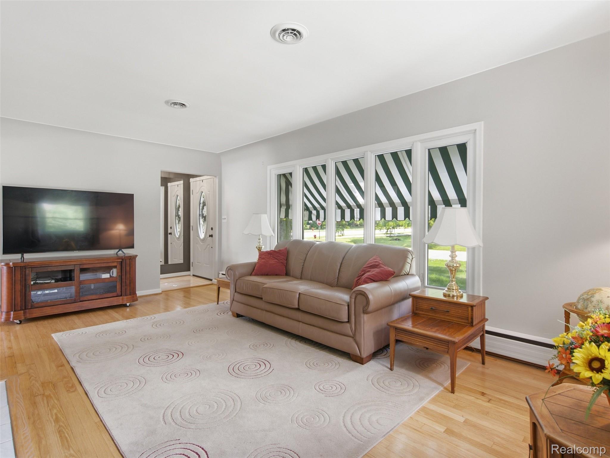 24 Nevada Avenue Rochester, MI 48309 - Photo 12 of 34 Living room