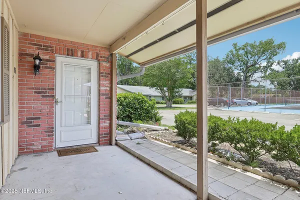 a view of a house with backyard