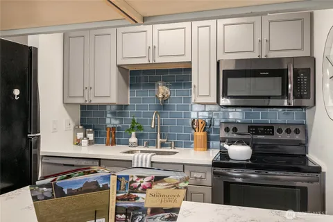 $575,000 | 2501 Canterbury Lane East, Unit 322, Seattle, WA 98112