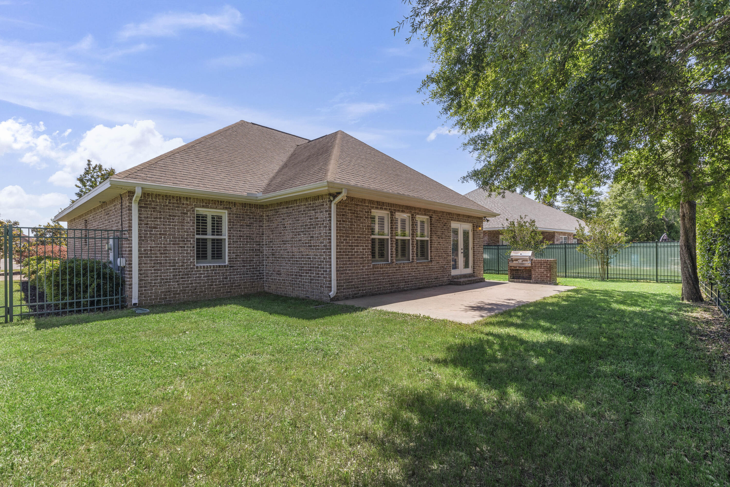 2946 Chantry Circle Crestview, FL 32539 - Photo 54 of 55 a backyard of a house with table and chairs