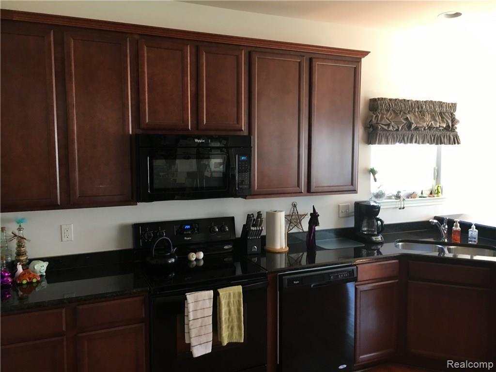 49319 Hawksburry Road Canton, MI 48188 - Photo 4 of 17 183.JPG